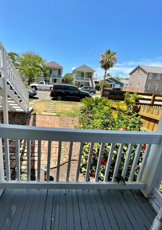 Seablue Cottage - Downstairs; 2 Blocks To The Beach Galveston Luaran gambar